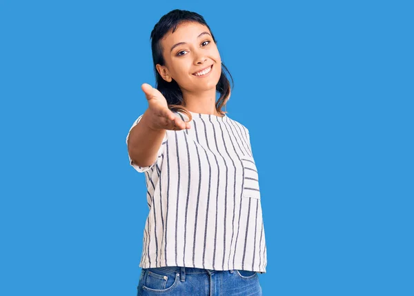 Mujer Joven Vistiendo Ropa Casual Sonriente Alegre Ofreciendo Mano Palma — Foto de Stock