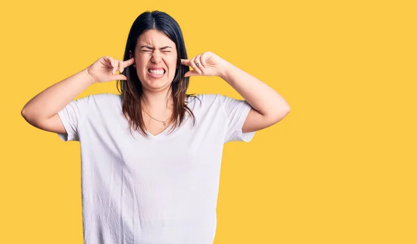 Junge Schöne Brünette Frau Lässigem Shirt Das Die Ohren Mit — Stockfoto