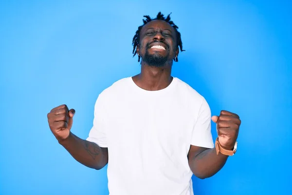 Örgülü Beyaz Tişörtlü Afro Amerikalı Genç Adam Çok Mutlu Heyecanlı — Stok fotoğraf