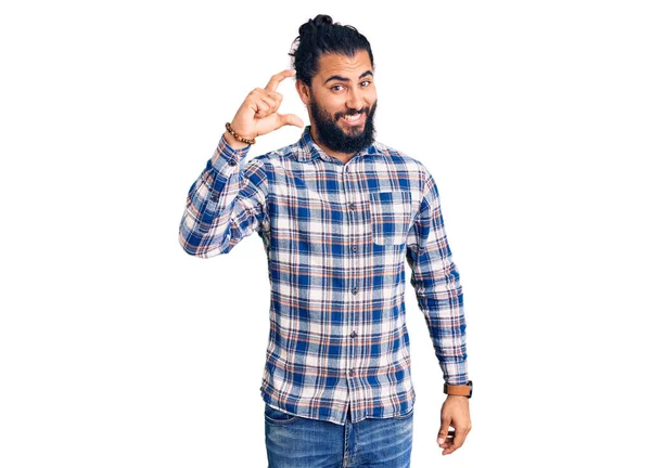 Junger Arabischer Mann Lässiger Kleidung Lächelt Und Gestikuliert Selbstbewusst Mit — Stockfoto