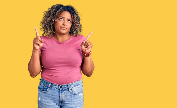 若いアフリカ系アメリカ人のプラスサイズの女性は 指で方向を示す 悲しいと動揺を指してカジュアルな服を着て 不幸なと落ち込んで — ストック写真