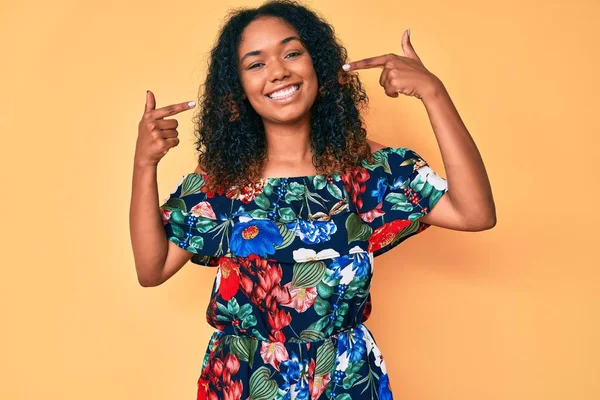 Jovem Afro Americana Vestindo Roupas Casuais Sorrindo Alegre Mostrando Apontando — Fotografia de Stock