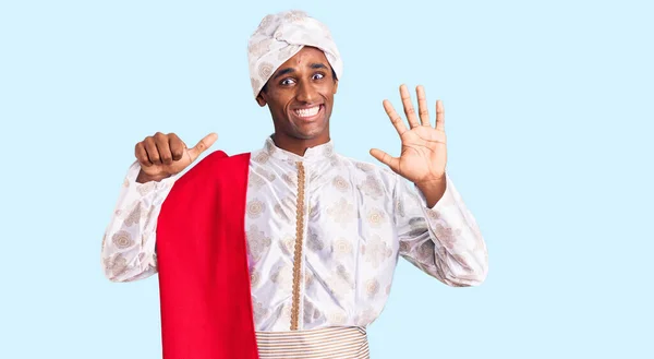 Africano Bonito Homem Vestindo Tradição Sherwani Saree Roupas Mostrando Apontando — Fotografia de Stock