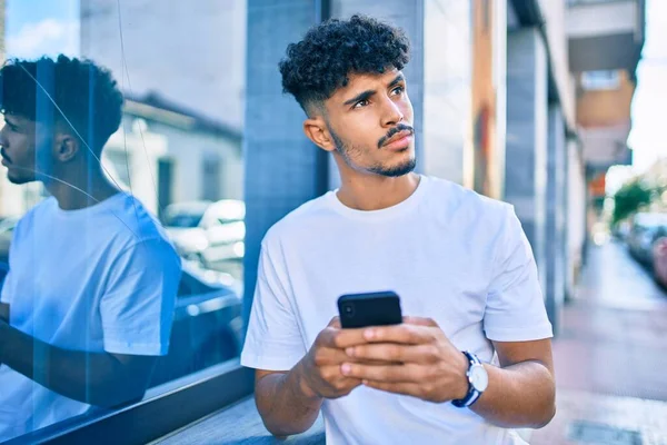 Duvara Dayanmış Akıllı Telefon Kullanan Ciddi Bir Suratı Olan Genç — Stok fotoğraf