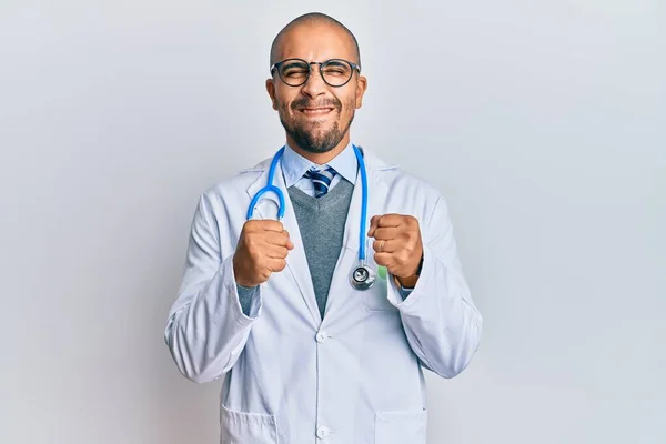 Hombre Adulto Hispano Vistiendo Uniforme Médico Estetoscopio Emocionado Por Éxito — Foto de Stock