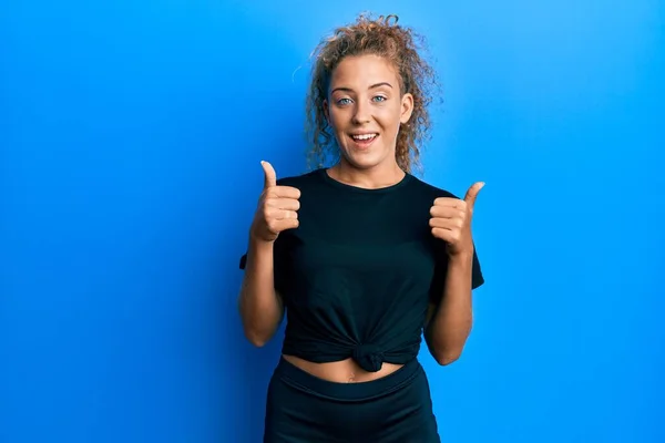 Hermosa Chica Adolescente Caucásica Con Ropa Deportiva Negro Signo Éxito — Foto de Stock