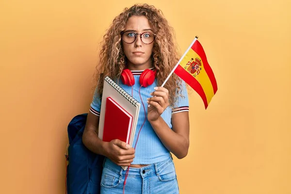 Bella Ragazza Adolescente Caucasica Scambio Studente Con Bandiera Spagnola Scettico — Foto Stock