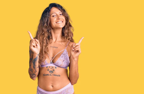 Ung Latinamerikansk Kvinna Med Tatuering Klädd Underkläder Ler Tryggt Pekar — Stockfoto