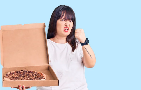 Młody Rozmiar Kobieta Trzyma Pudełko Pizzy Irytowany Sfrustrowany Krzycząc Gniewu — Zdjęcie stockowe
