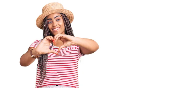 Joven Mujer Afroamericana Con Trenzas Con Sombrero Verano Sonriendo Amor —  Fotos de Stock