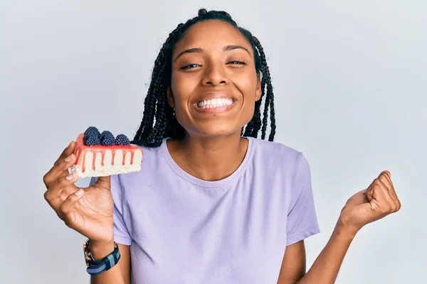 Afrikansk Amerikansk Kvinna Med Flätor Håller Bit Cheesecake Skriker Stolt — Stockfoto