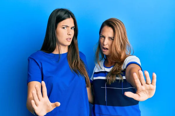 Familia Hispana Madre Hija Vistiendo Ropa Casual Sobre Fondo Azul — Foto de Stock