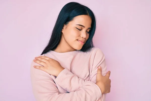 Jovem Bonita Menina Asiática Vestindo Camisola Rosa Casual Abraçando Feliz — Fotografia de Stock