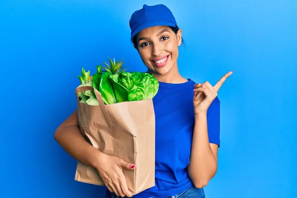 Vacker Brunett Kvinna Bär Kurir Uniform Med Matkassen Ler Glad — Stockfoto