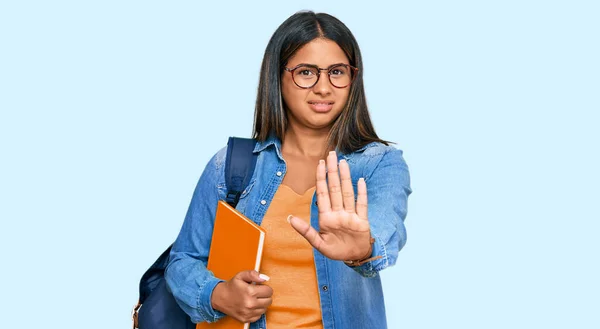 Giovane Ragazza Latina Indossando Zaino Studente Tenendo Libri Facendo Fermare — Foto Stock