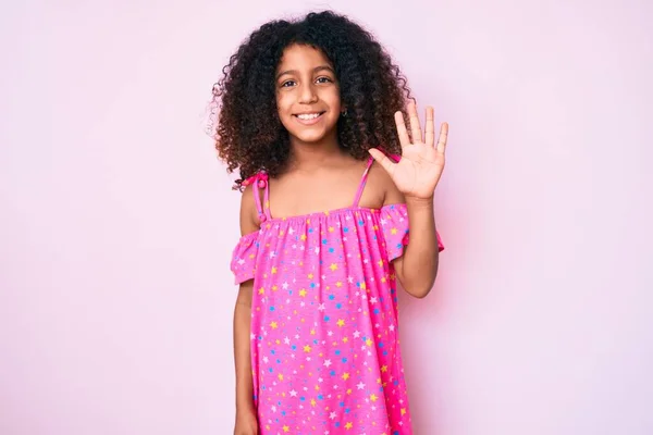 Niño Afroamericano Con Pelo Rizado Usando Vestido Casual Mostrando Apuntando —  Fotos de Stock