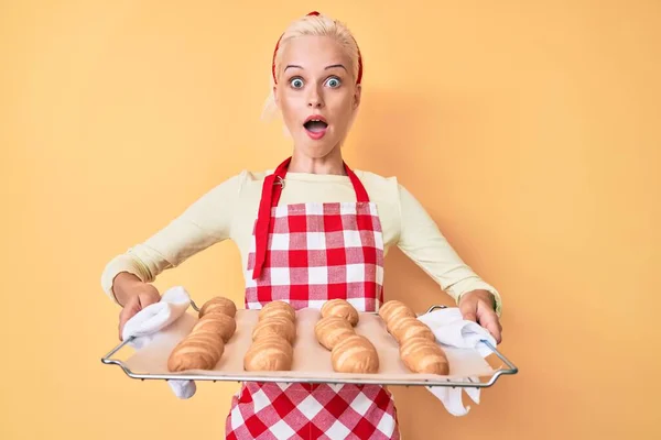 Junge Blonde Frau Bäckeruniform Mit Selbstgebackenem Brot Feiert Verrückt Und — Stockfoto