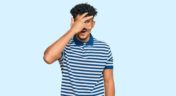 Junger Arabischer Mann Lässiger Kleidung Und Brille Der Schockiert Gesicht — Stockfoto