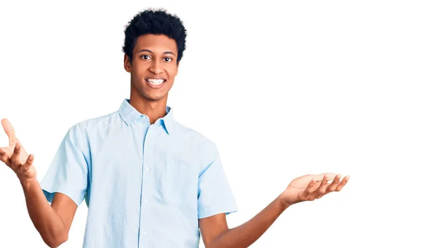 Jovem Afro Americano Vestindo Roupas Casuais Sorrindo Alegre Com Braços — Fotografia de Stock