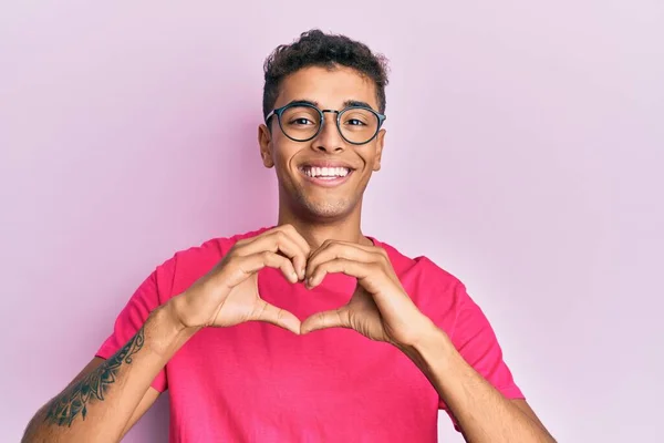 Joven Hombre Afroamericano Guapo Con Gafas Sobre Fondo Rosa Sonriendo — Foto de Stock
