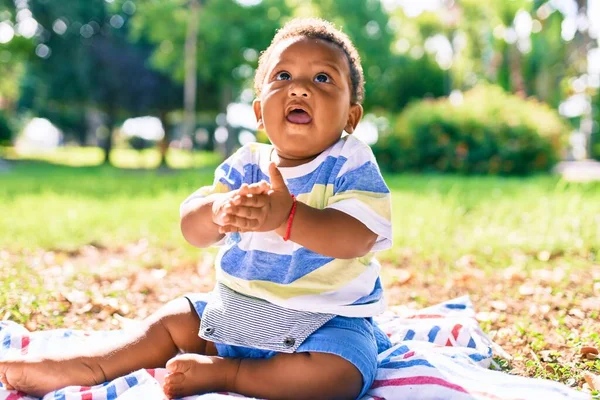 Förtjusande Afrikansk Amerikansk Knubbig Småbarn Sitter Gräset Parken — Stockfoto