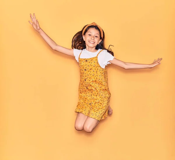 Adorable Niña Hispana Vistiendo Vestido Casual Diadema Sonriendo Feliz Saltando — Foto de Stock