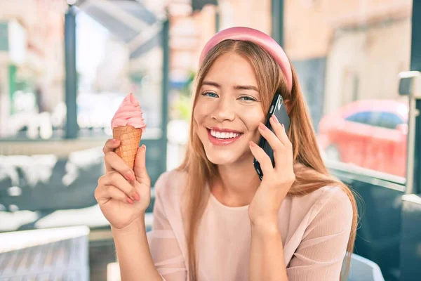 Jeune Fille Caucasienne Parler Sur Smartphone Manger Crème Glacée Assis — Photo
