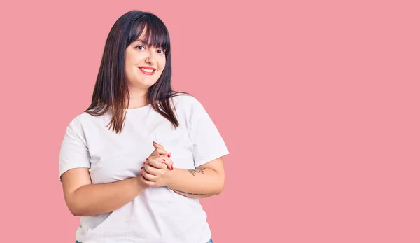 Jonge Size Vrouw Draagt Casual Kleding Met Handen Bij Elkaar — Stockfoto