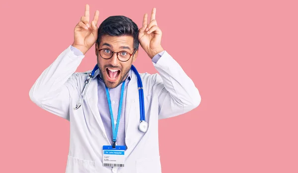 Jovem Hispânico Vestindo Uniforme Médico Estetoscópio Posando Engraçado Louco Com — Fotografia de Stock