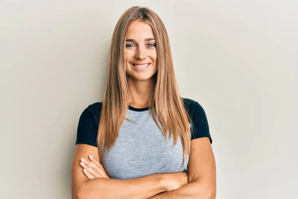 Jovem Loira Vestindo Roupas Casuais Rosto Feliz Sorrindo Com Braços — Fotografia de Stock