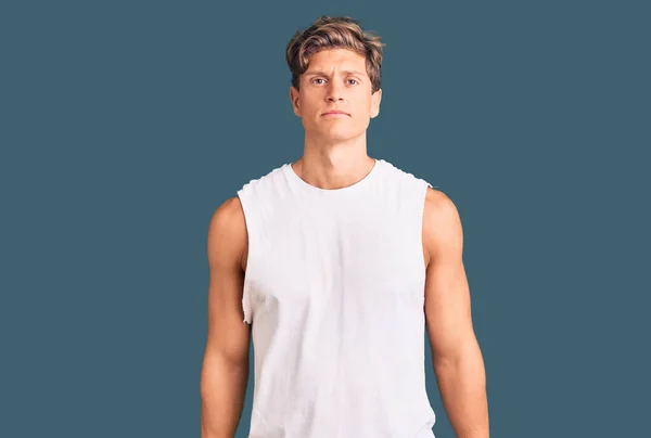 Pemuda Tampan Mengenakan Kaos Tanpa Lengan Dengan Ekspresi Serius Wajah — Stok Foto