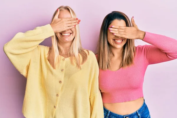 Twee Vrienden Die Samen Staan Een Roze Achtergrond Glimlachend Lachend — Stockfoto