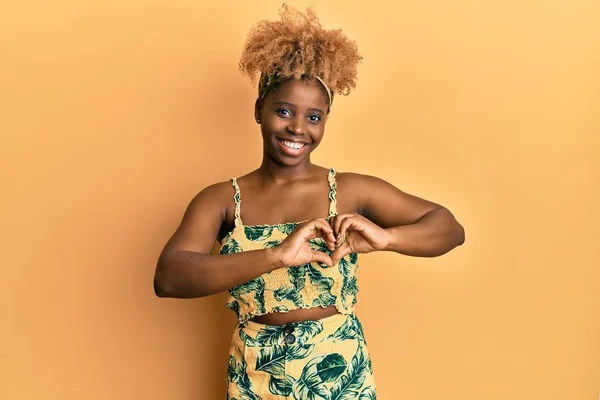 Junge Afrikanerin Mit Afro Haaren Sommerkleid Verliebt Lächelnd Und Herzform — Stockfoto
