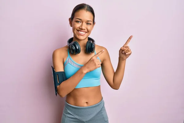 Bella Donna Ispanica Che Indossa Abbigliamento Sportivo Cuffie Sorridenti Guardando — Foto Stock