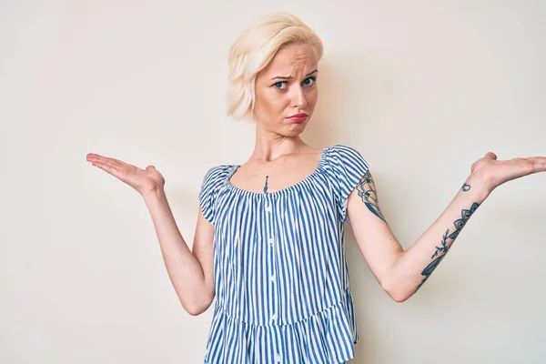 Молода Блондинка Татуюванням Носить Повсякденний Одяг Безглуздо Плутається Відкритими Руками — стокове фото