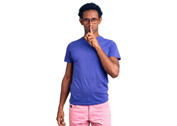 African Handsome Man Wearing Casual Clothes Glasses Asking Quiet Finger — Stock Photo, Image