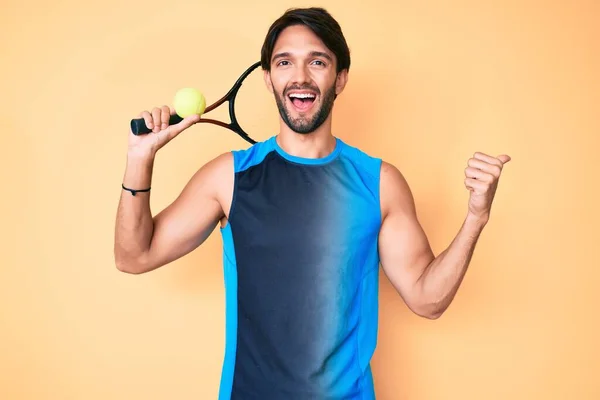 Snygg Latinamerikansk Man Spelar Tennis Håller Racket Och Bollen Pekar — Stockfoto