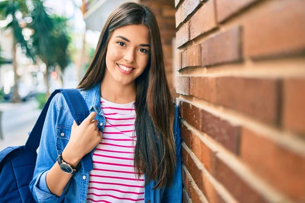 Νεαρή Ισπανίδα Μαθήτρια Χαμογελά Χαρούμενη Ακουμπισμένη Στον Τοίχο Της Πόλης — Φωτογραφία Αρχείου