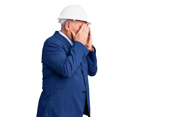 泣いている間に手で顔を覆う悲しい表情でスーツと建築家のハードハットを身に着けている上級ハンサムな白髪の男 うつ病の概念 — ストック写真
