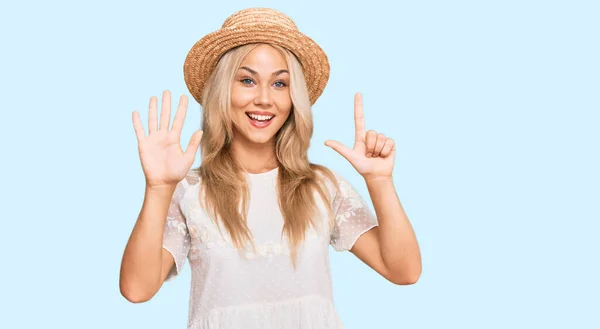Młoda Blondynka Letniej Czapce Pokazuje Wskazuje Palcami Numer Siedem Uśmiechając — Zdjęcie stockowe
