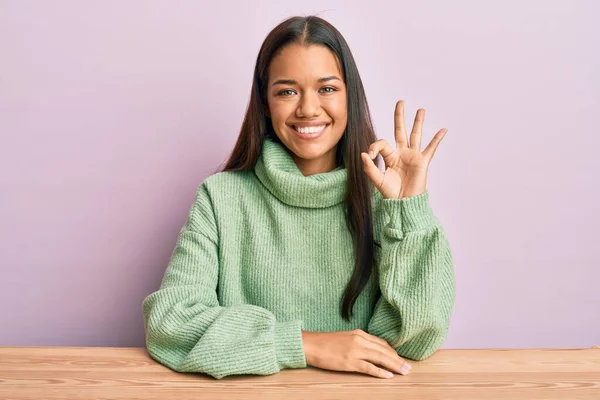 Vacker Latinamerikansk Kvinna Klädd Avslappnade Kläder Sitter Bordet Leende Positiv — Stockfoto