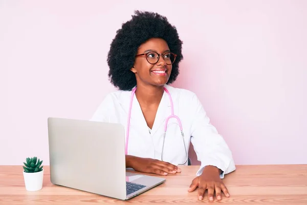 Doktor Steteskobu Takan Genç Afro Amerikalı Kadın Bilgisayarla Çalışıyor Yüzünde — Stok fotoğraf