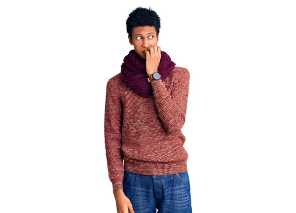 カジュアルな冬のセーターとスカーフを身に着けている若いアフリカ系アメリカ人の男性は 口の爪をかむ上で手で強調し 緊張している 不安の問題 — ストック写真