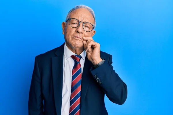 Senior Blanke Man Draagt Een Zakenpak Bindt Mond Lippen Dicht — Stockfoto