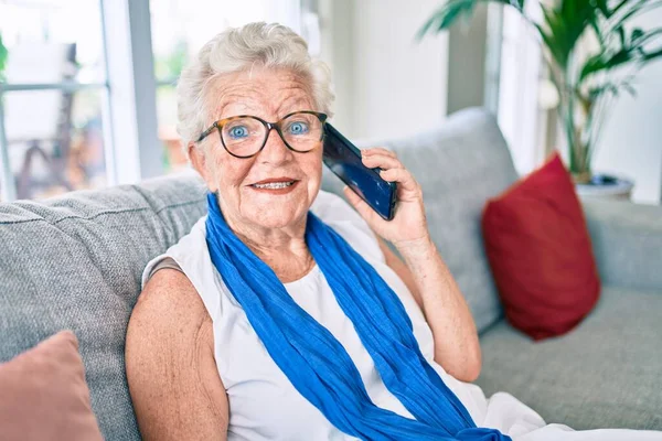 Oudere Oudere Vrouw Met Grijs Haar Glimlachend Gelukkig Zittend Bank — Stockfoto