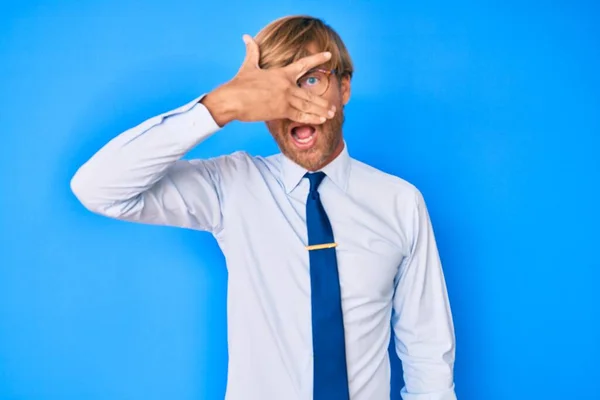Mladý Blonďatý Muž Oblečený Obchodním Oblečení Brýlích Vykukuje Šoku Zakrývá — Stock fotografie