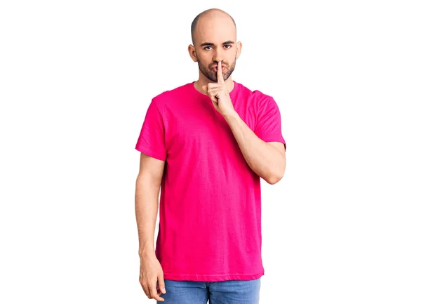 Junger Gutaussehender Mann Lässigem Shirt Der Mit Dem Finger Auf — Stockfoto