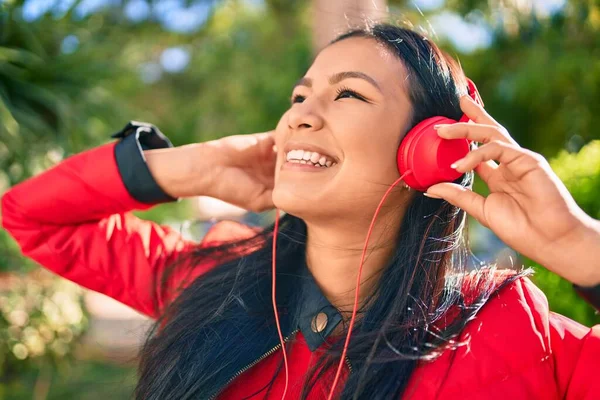 Junge Lateinamerikanische Frau Lächelt Glücklich Und Hört Musik Über Kopfhörer — Stockfoto