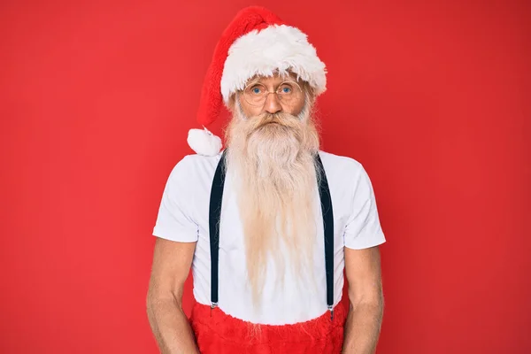 Stařec Šedivými Vlasy Dlouhými Vousy Bílém Tričku Kostýmu Santa Clause — Stock fotografie