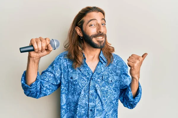 Hombre Atractivo Con Pelo Largo Barba Cantando Canción Usando Micrófono —  Fotos de Stock